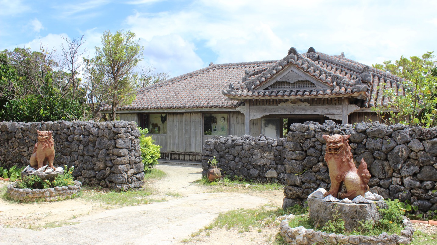 やいま村／ホテルから車で約15分。旧き良き八重山の家並みを再現したテーマパーク。