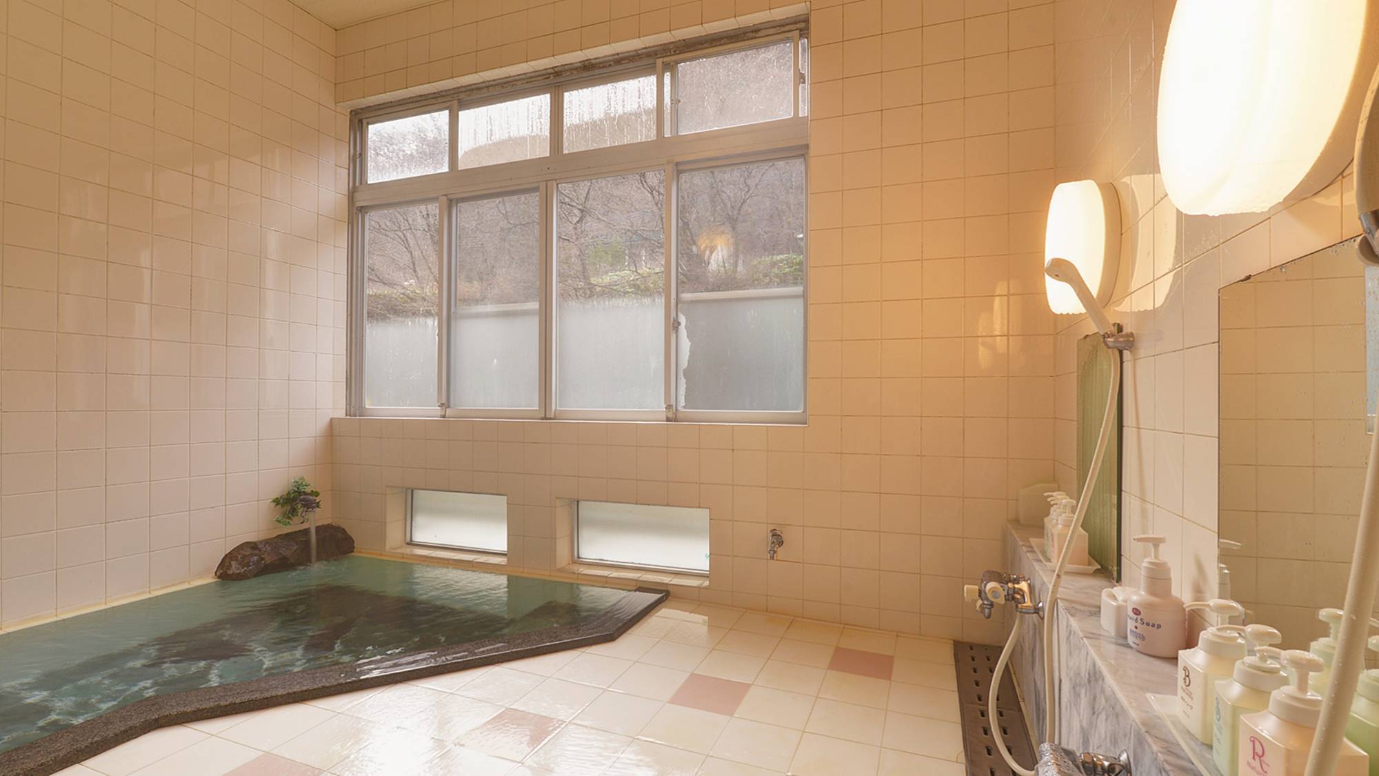 *大浴場（女性）アーチ天井・モザイクタイルのお風呂は懐かしい風情を感じる芸術品です。