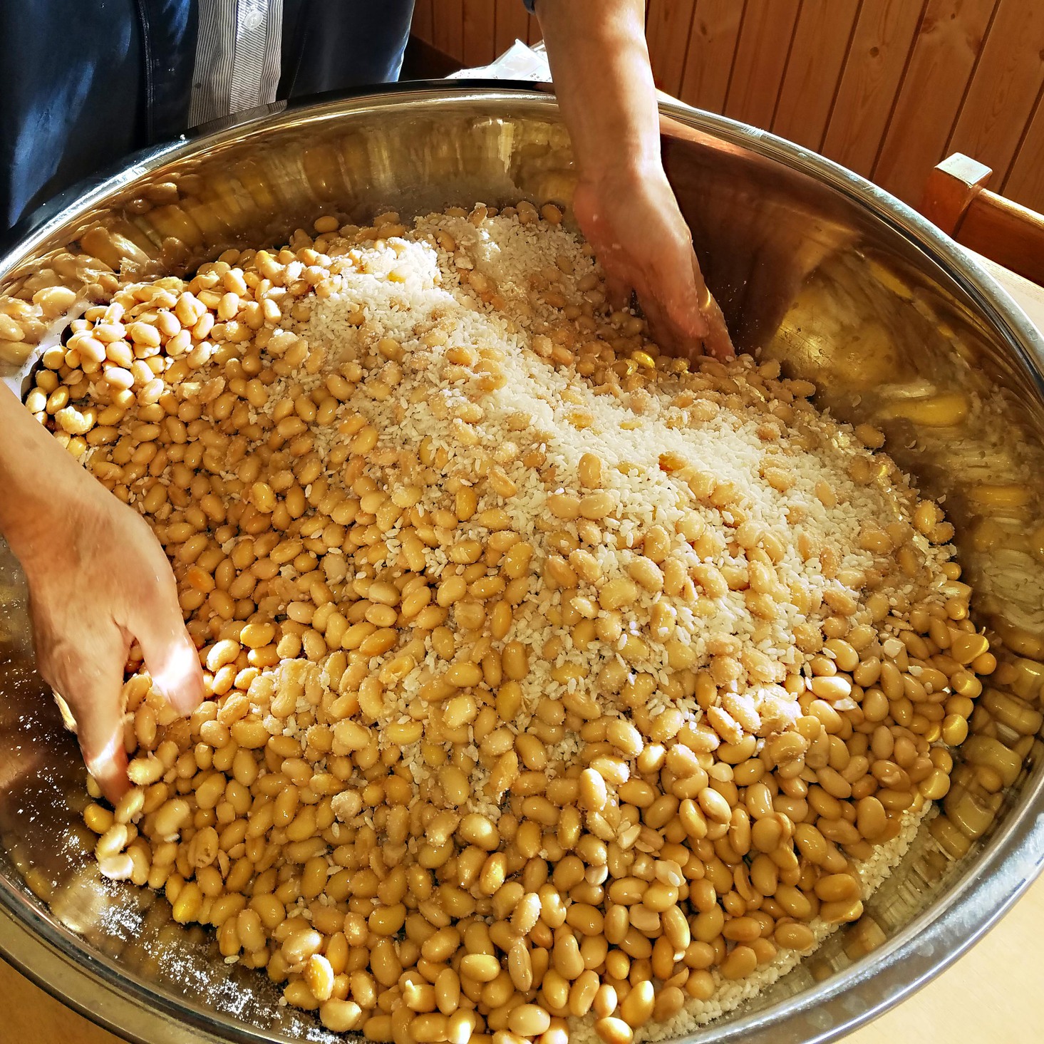 朝食でお出ししているお味噌はタムレ自家製『手作り味噌』生こうじと北海道産大豆で味わい豊かな味に〜