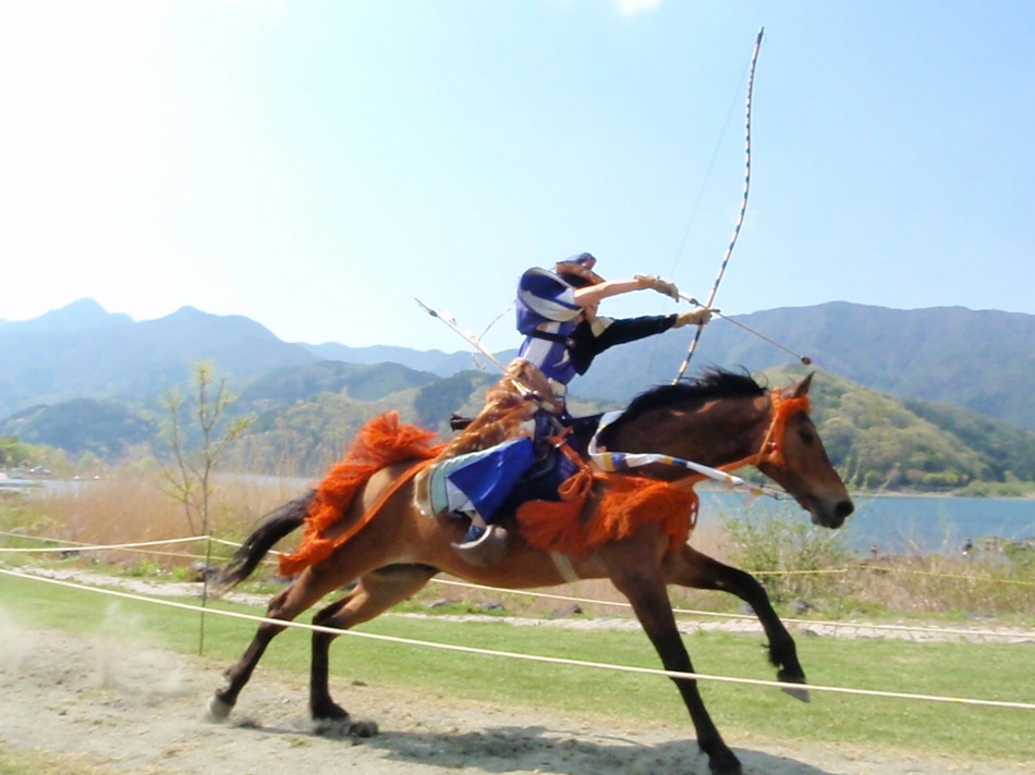 初夏ＧＷには、河口湖畔で流鏑馬まつり