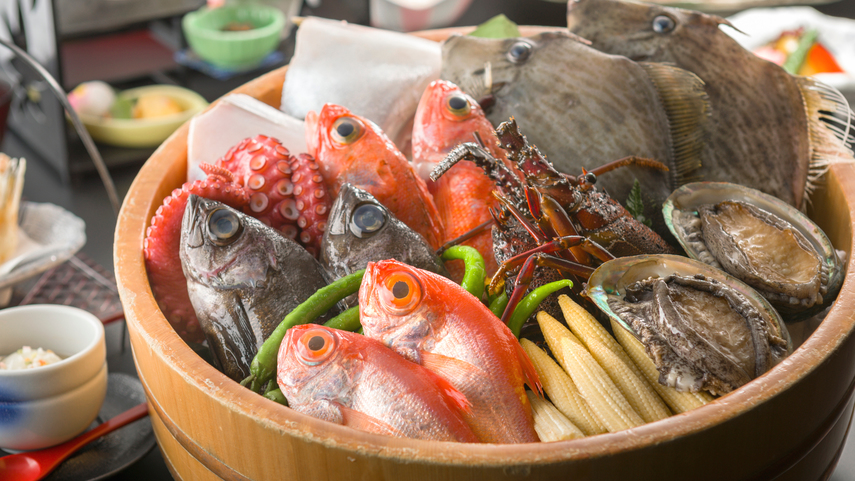 新鮮愛知県最大の漁獲量を誇る「豊浜漁港」から車で５分の立地、料理長が厳選したこだわりの食材