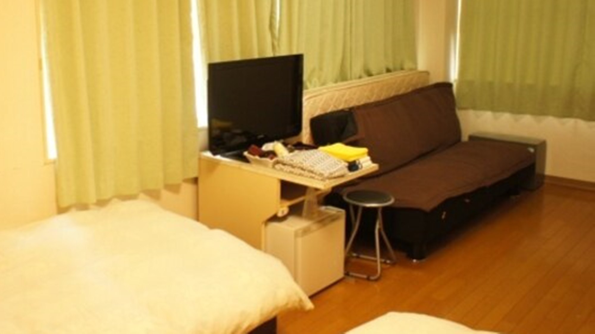 Business Hotel Daizen Ideally located in the Fukuyama area, Business Hotel Daizen promises a relaxing and wonderful visit. Both business travelers and tourists can enjoy the propertys facilities and services. To be found 