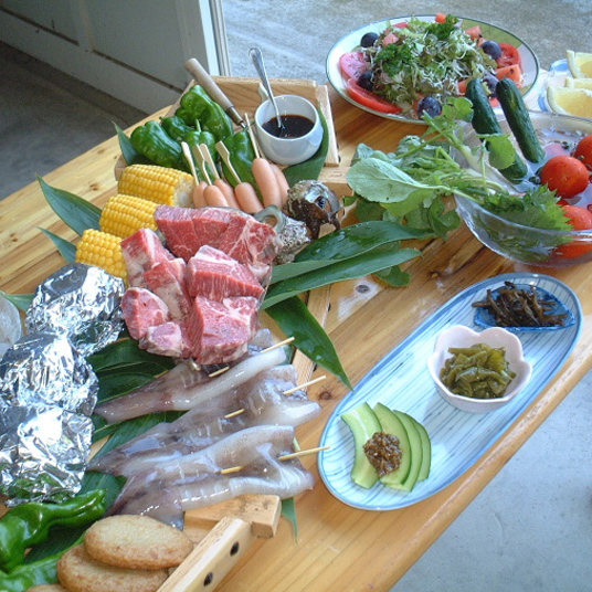 夏場のお楽しみ♪バーベキューコースの一例自家製のみずみずしい夏野菜とともに