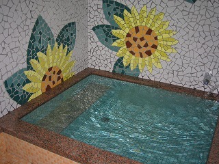 天然ラドン温泉の浴室の一例。ヒマワリ湯
