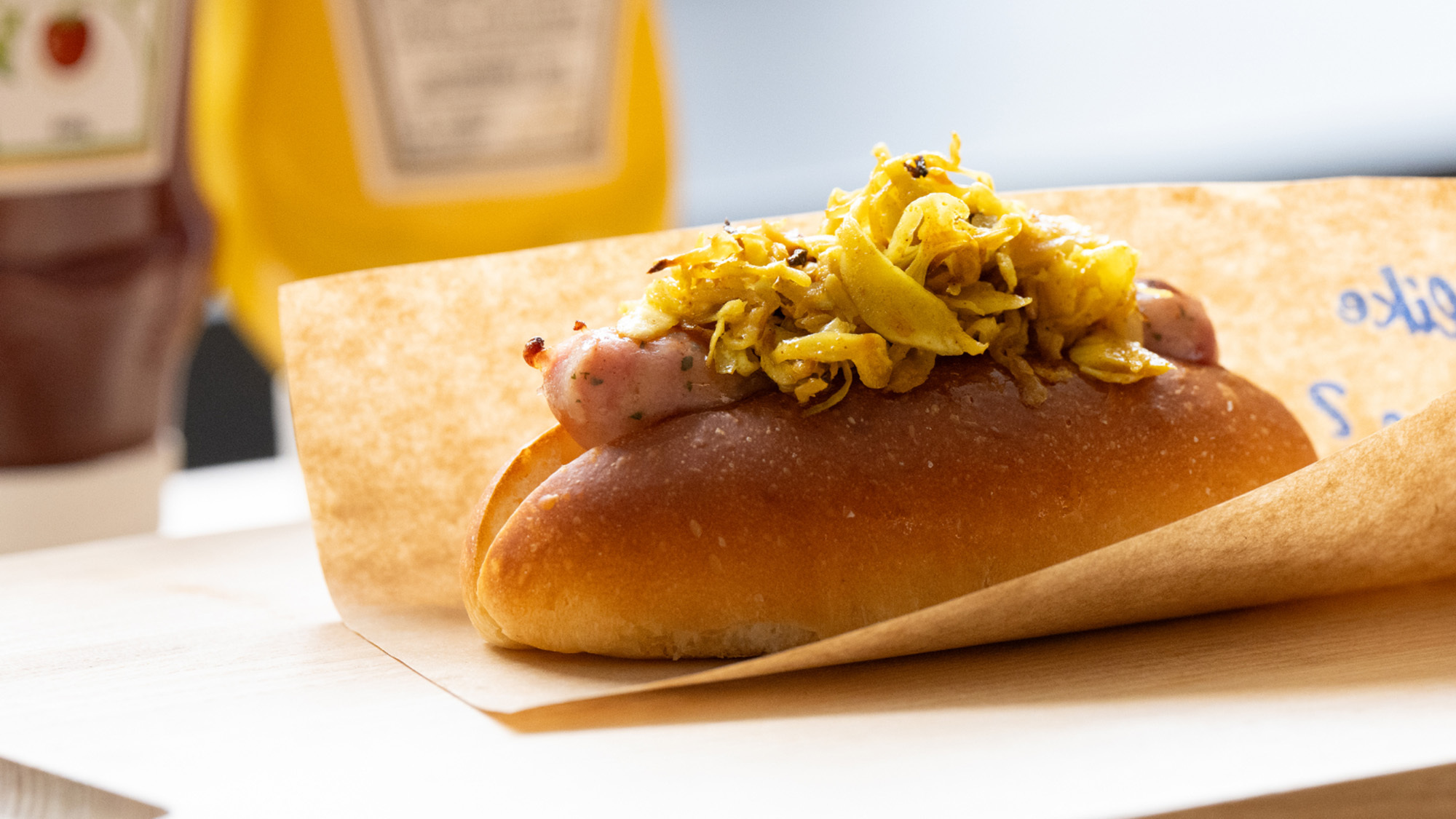 カフェにて温かいホットドッグ(無料)を提供しております。お夜食にどうぞ.【20:00〜22:00 】