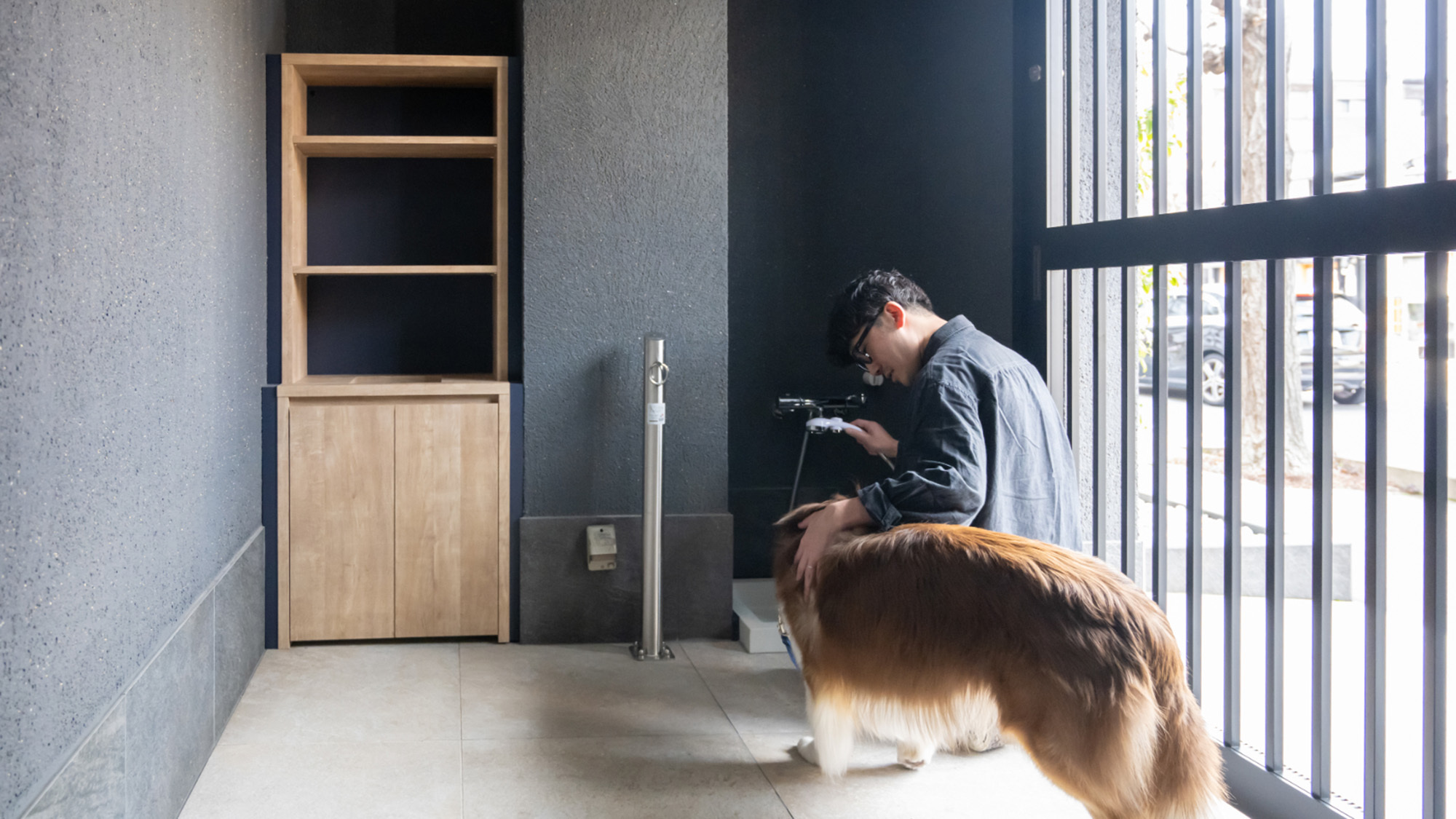 ドッグシャワーや足ふきグッズをホテルの入口横に設置しています。