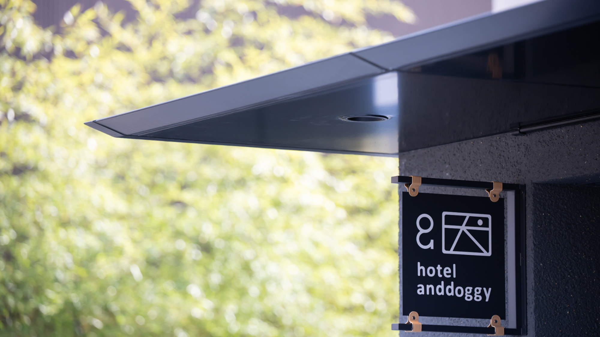 hotel anddoggy 京都二条 エントランスサイン