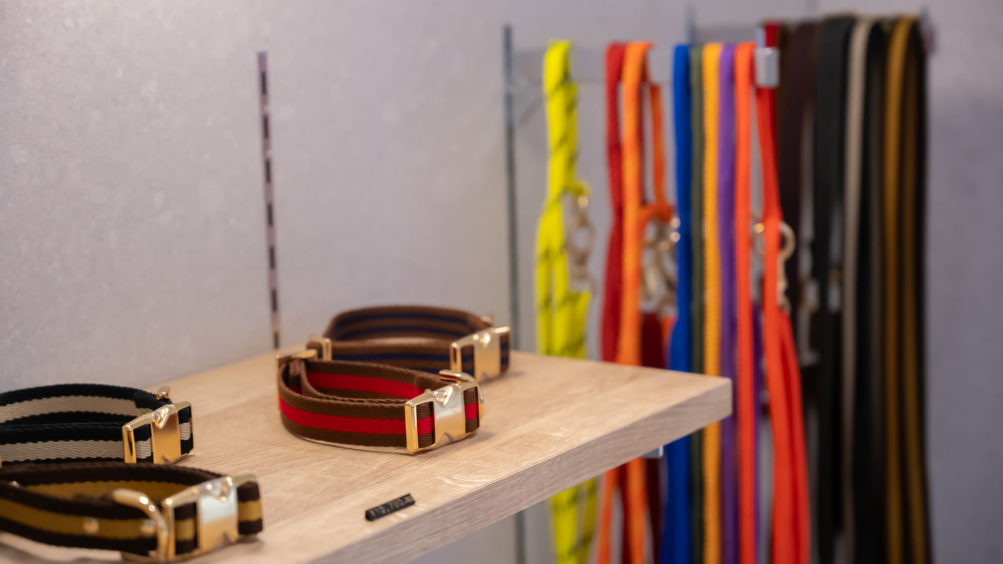 ミニショップ愛犬用のおやつや散歩グッズなど、ホテルセレクトのアイテムを揃えています。