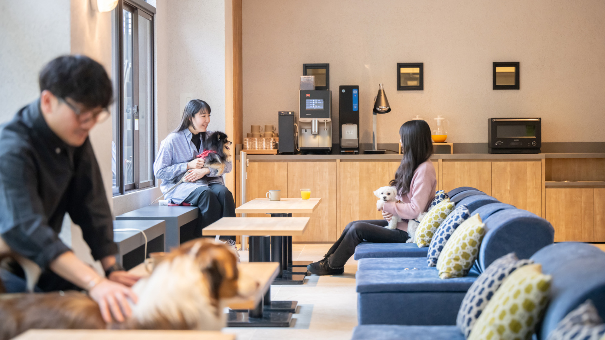 朝食は外がみえる開放的なカフェで doggy も一緒にお食事を。