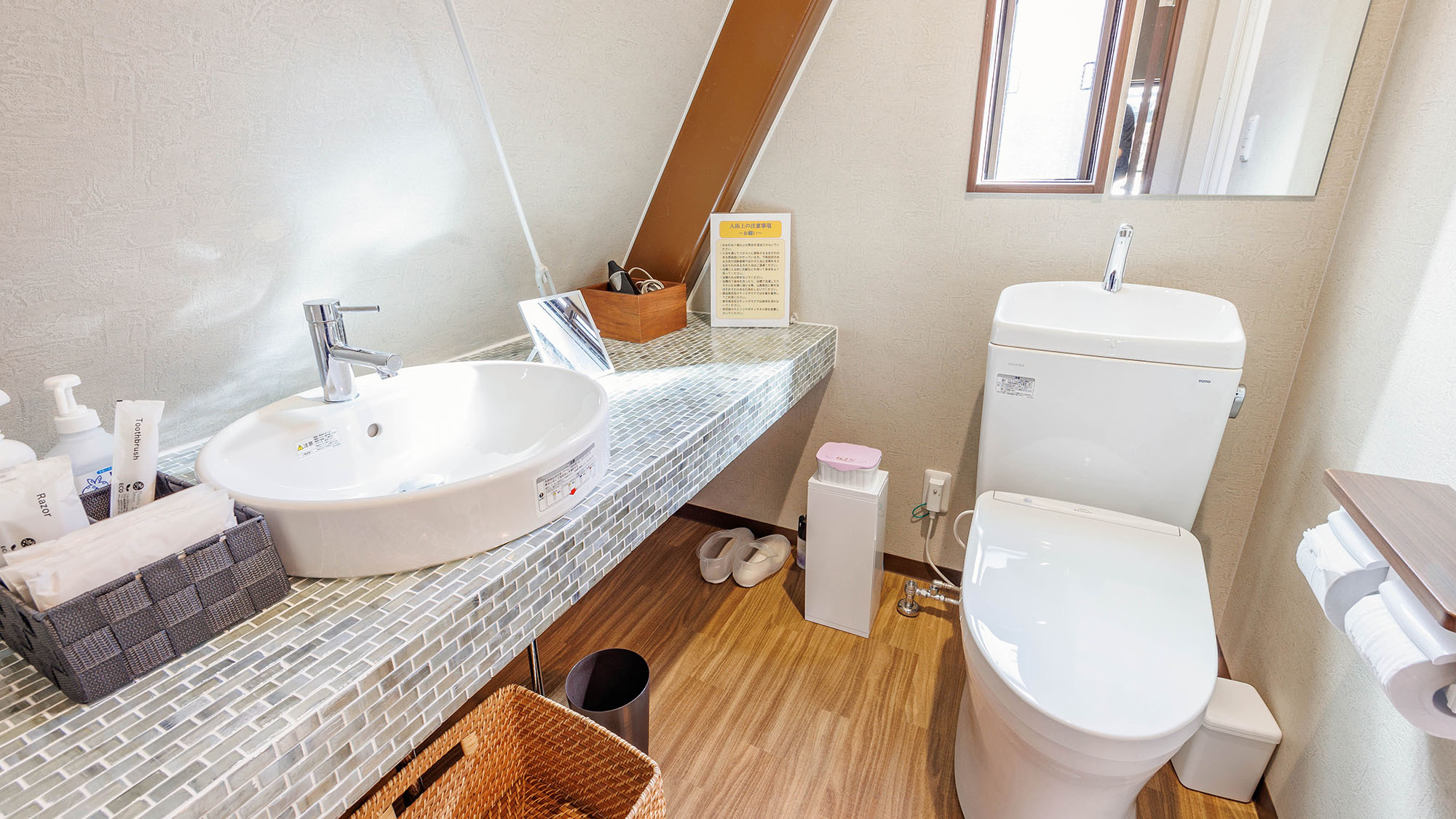 ・【コテージB／トイレ】温水洗浄機能付の個室トイレです