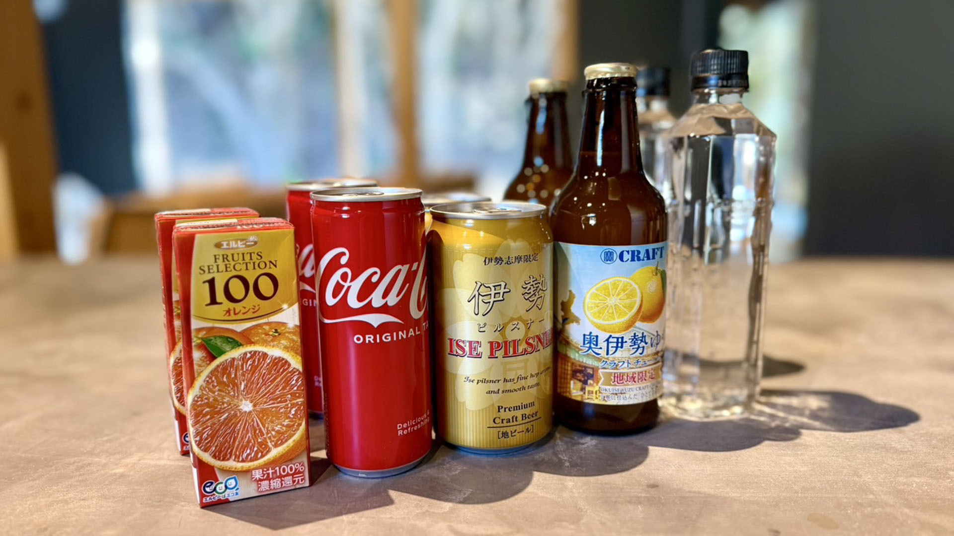 冷蔵庫内のドリンクは無料でご提供しています。