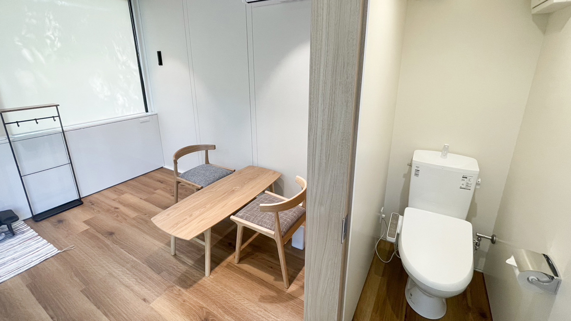 ・【キャビン】トイレ等の水回りを挟んで、リビングとベッドルームがございます