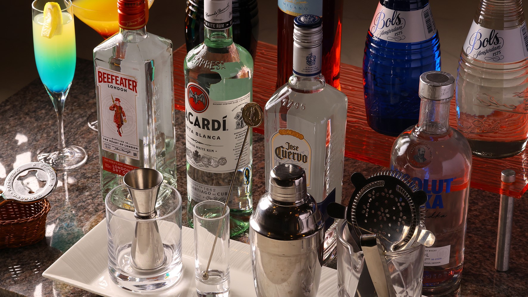 【ラウンジ】17:00以降はアルコールをお楽しみいただけます。贅沢なひと時をお過ごしください。