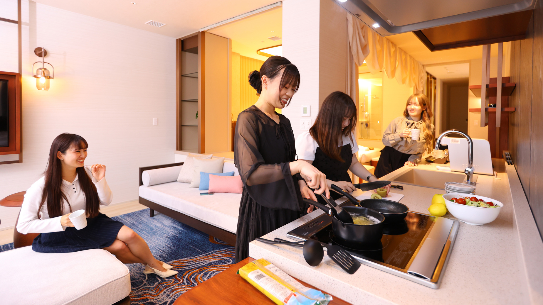 キッチン付きのエグゼクティブスイートでみんなで楽しくクッキングタイム当ホテルならではの過ごし方♪
