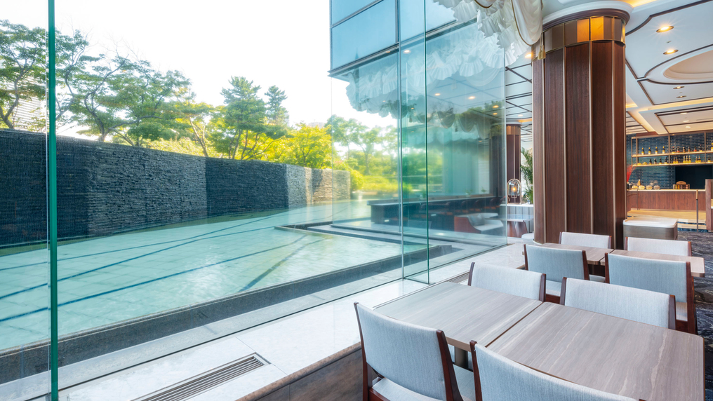 【ラウンジ】 大きな窓から差し込む爽やかな陽光と滝が流れる癒しの風景で非日常をお楽しみください