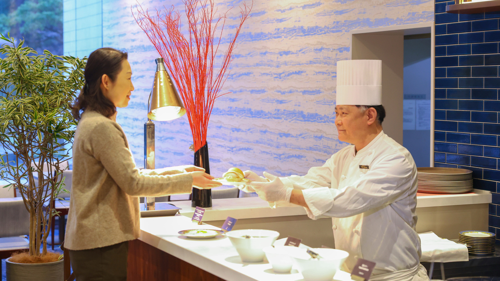 朝食ビュッフェ シェフズコーナーでは作り立ての料理をお客様にお渡しいたします ＊画像はイメージです