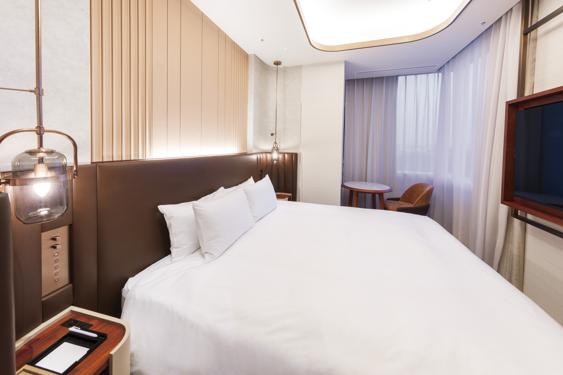 セミスイートダブルルーム(ビューバス付き) キングサイズベッドでゆったりとお休みください。