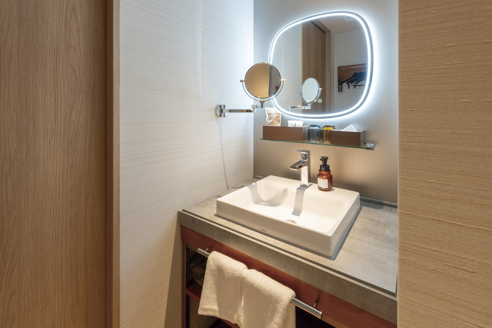 【スーペリアツインルーム】ハリウッドミラー付きの洗面は特に女性に人気です