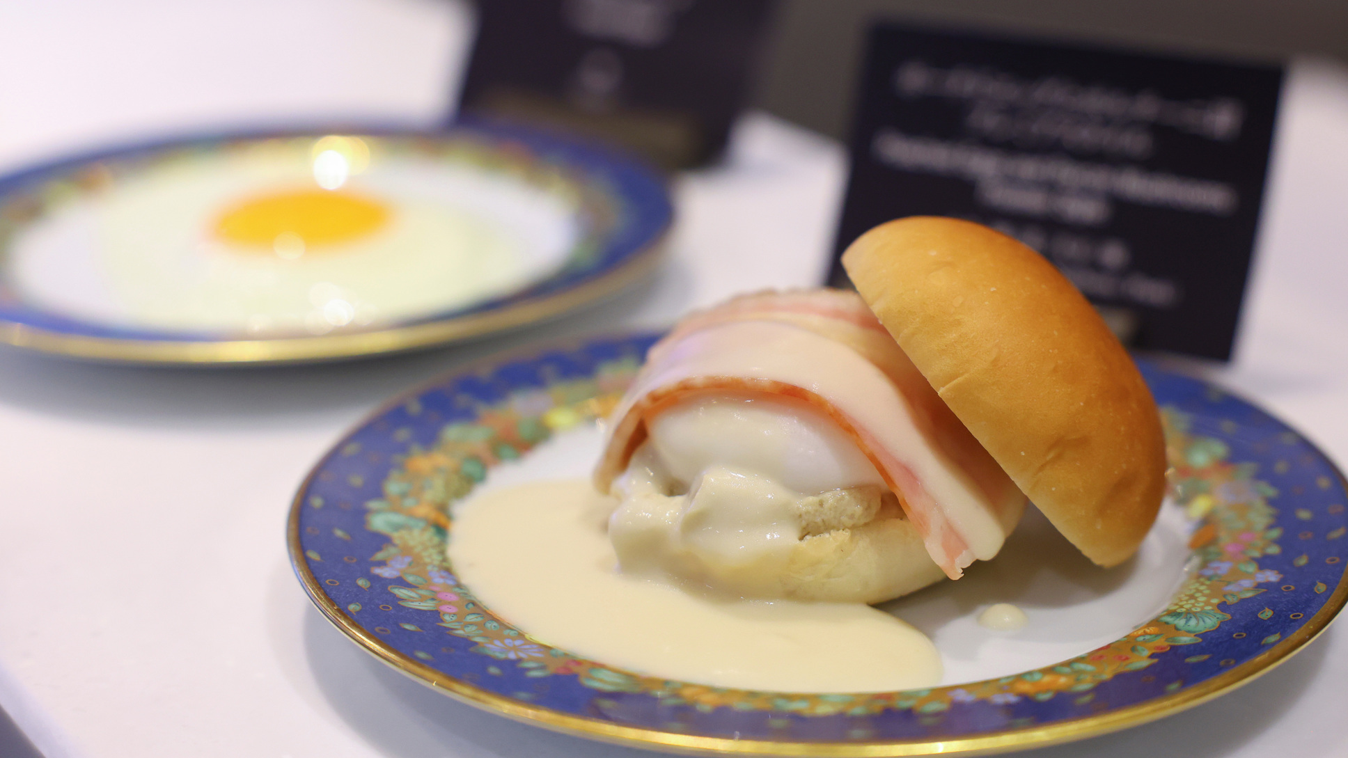 朝食ビュッフェ シェフズコーナーで作り立てのエッグベネディクト ＊画像はイメージです