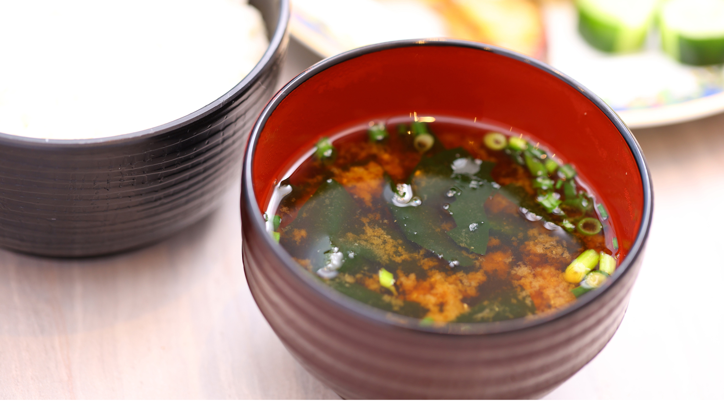 熟成二年！近隣の千葉市花見川区検見川町にある「櫻井麹店」さんの味噌で作る赤だしの味噌汁をどうぞ