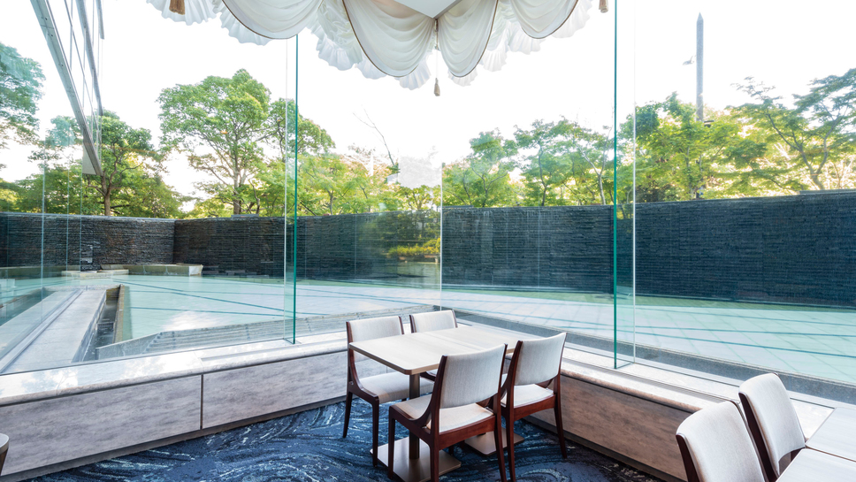 【ラウンジ】 大きな窓から差し込む爽やかな陽光と滝が流れる癒しの風景で非日常をお楽しみください