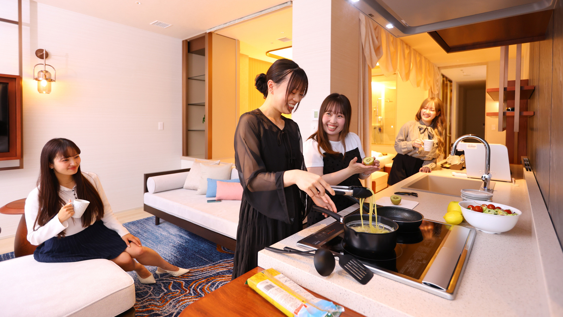 キッチン付きのエグゼクティブスイートでみんなで楽しくクッキングタイム当ホテルならではの過ごし方♪
