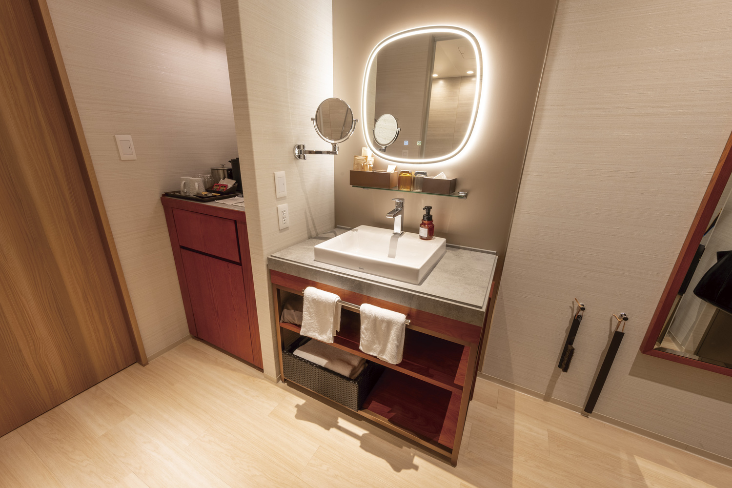 【スーペリアダブルルーム】ハリウッドミラー付きの洗面は特に女性に人気です