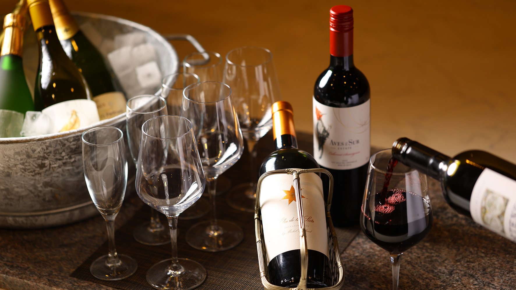 【ラウンジ】17:00以降はアルコールをお楽しみいただけます。贅沢なひと時をお過ごしください。