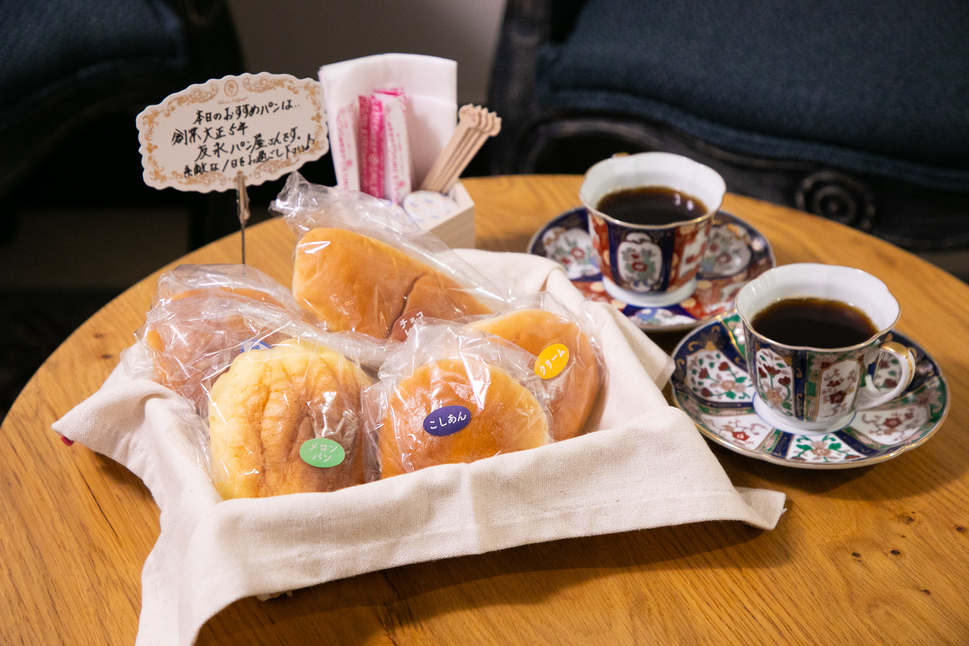 朝・軽食サービス日替わりのおすすめパンと豆から挽いて抽出するコーヒーはお部屋でゆっくり♪