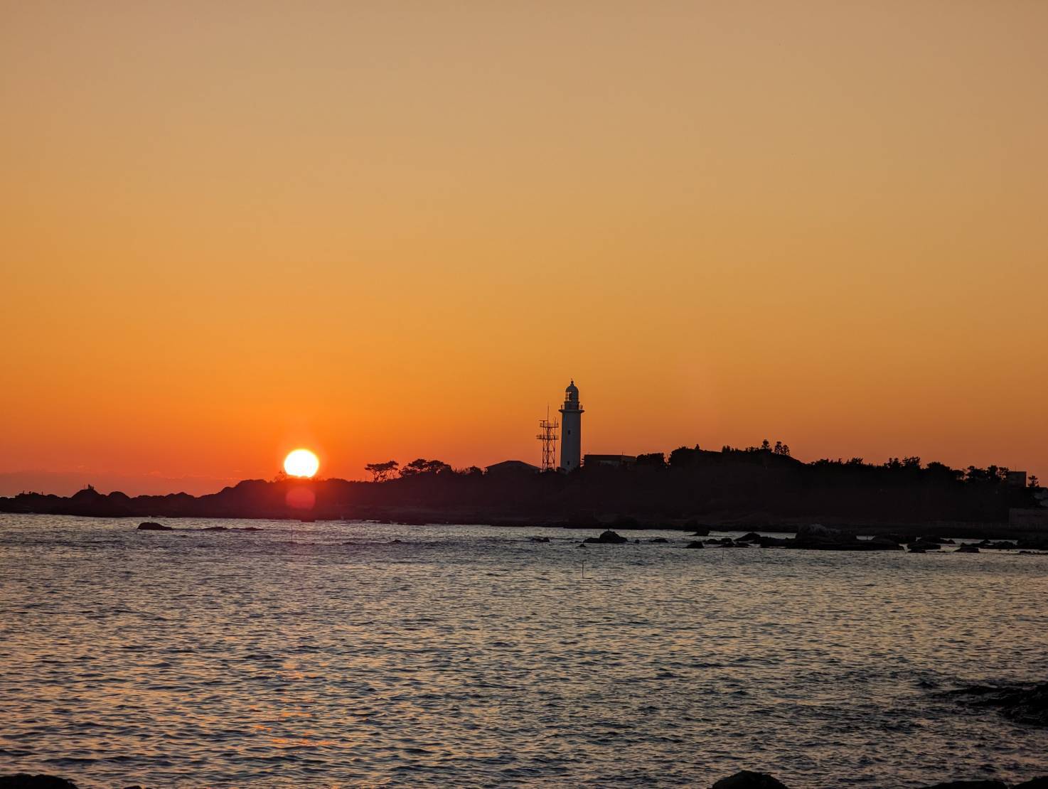 房総半島最南端の岬に立つ野島崎灯台と夕日