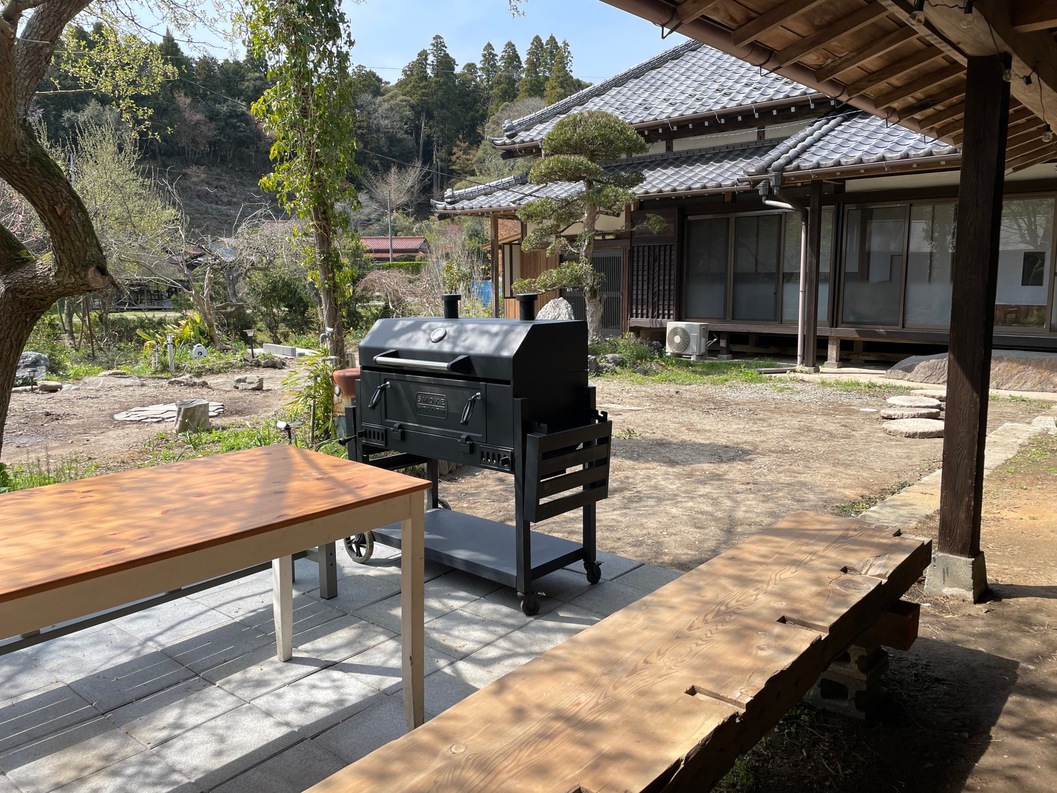 納屋の前でのBBQ