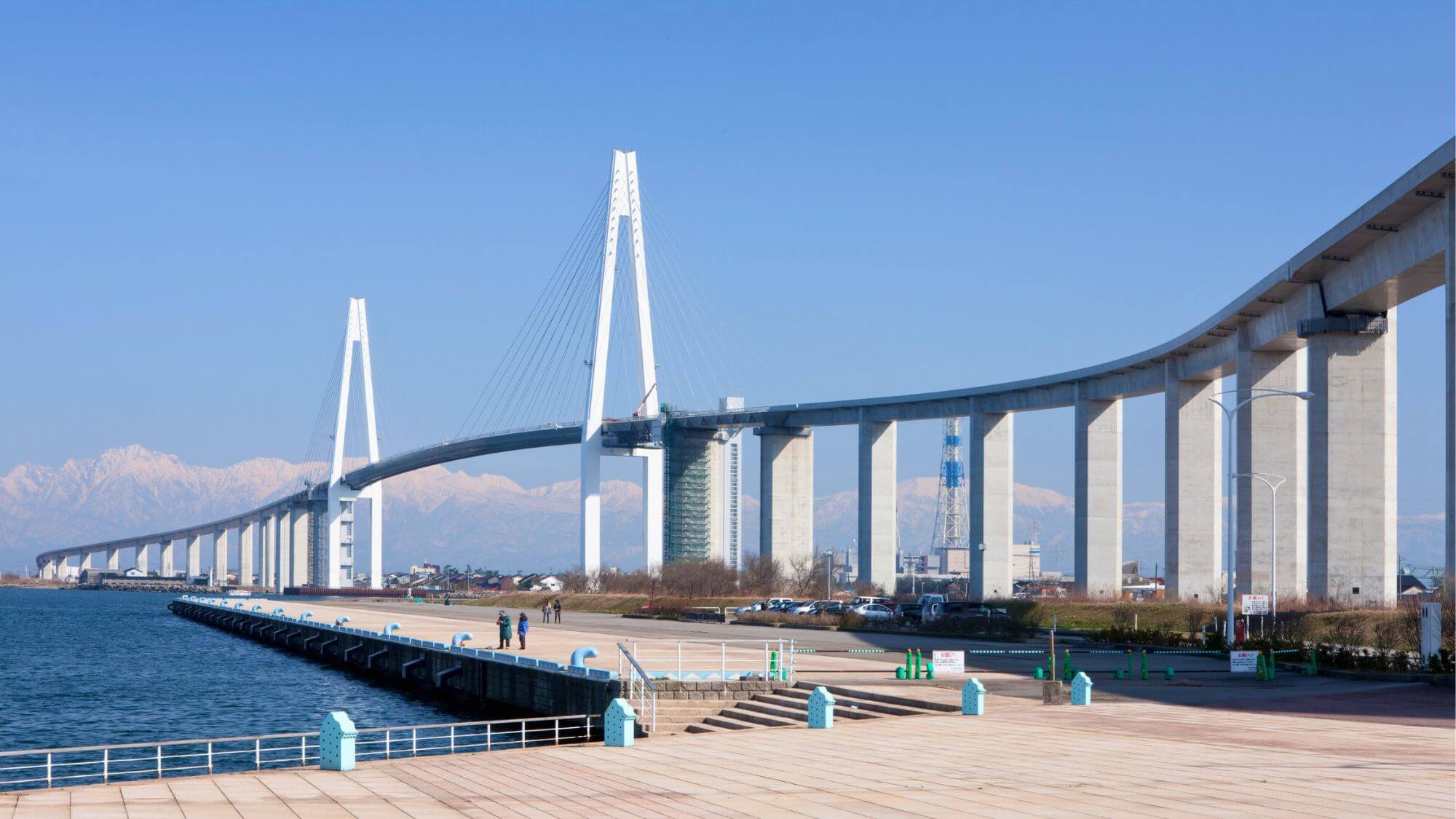 【新湊大橋】GYU-YA VILLAよりお車で30分。歩いて渡れる、日本海側最大級の斜張橋です