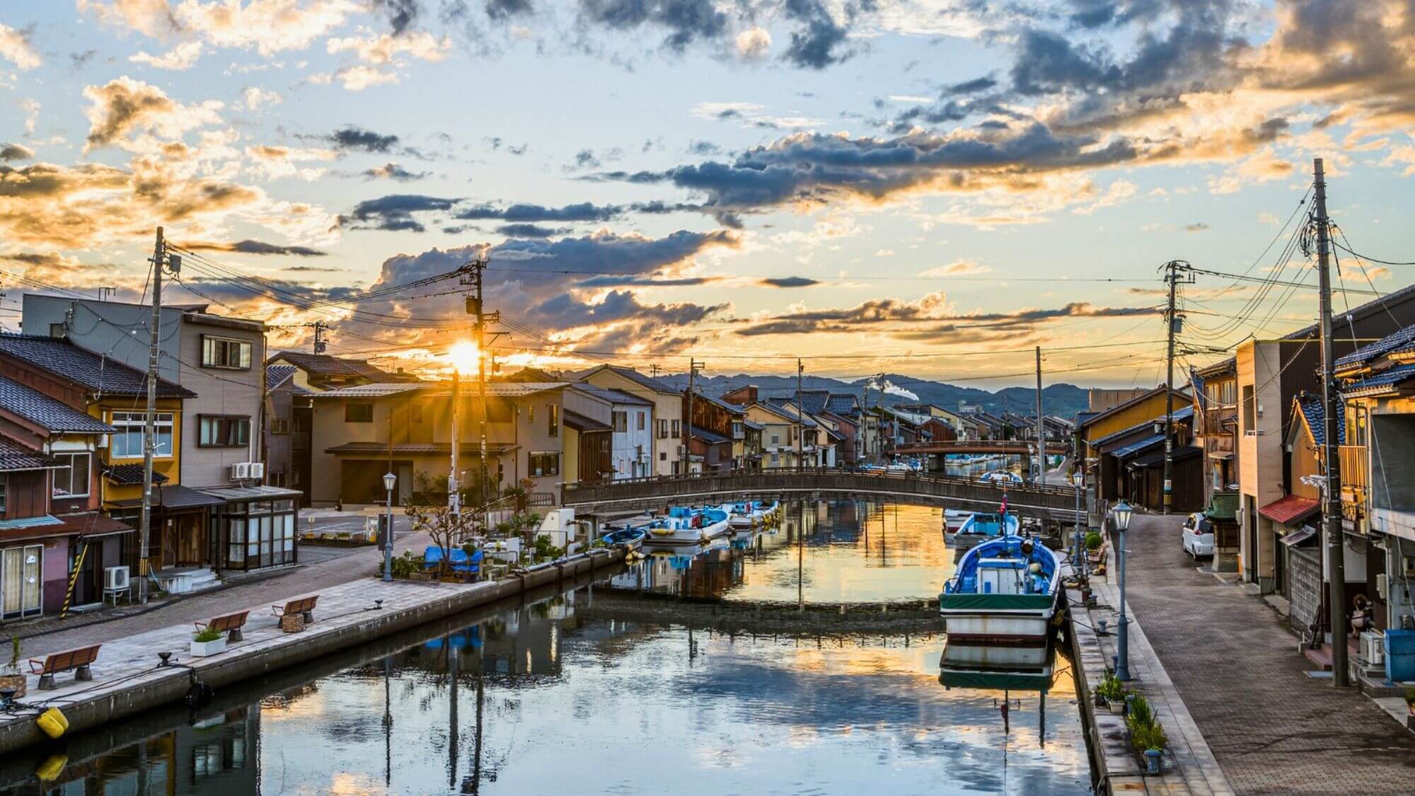 【新湊市内川】お車で30分。日本のヴェニスと呼ばれる漁師町。映画やドラマのロケ地としても話題です。