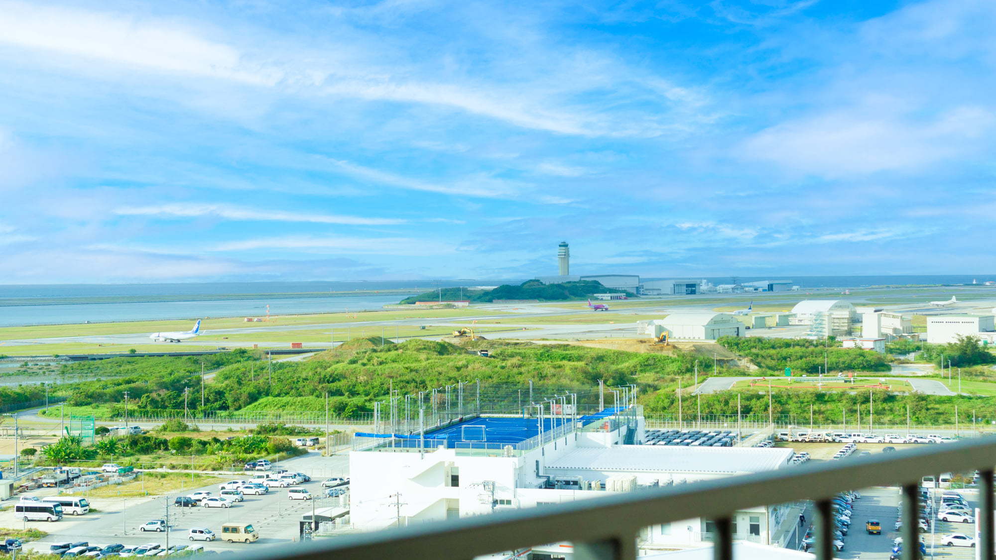 客室バルコニーからは沖縄西海岸や瀬長島、那覇空港を一望！（客室によりビューは異なります）