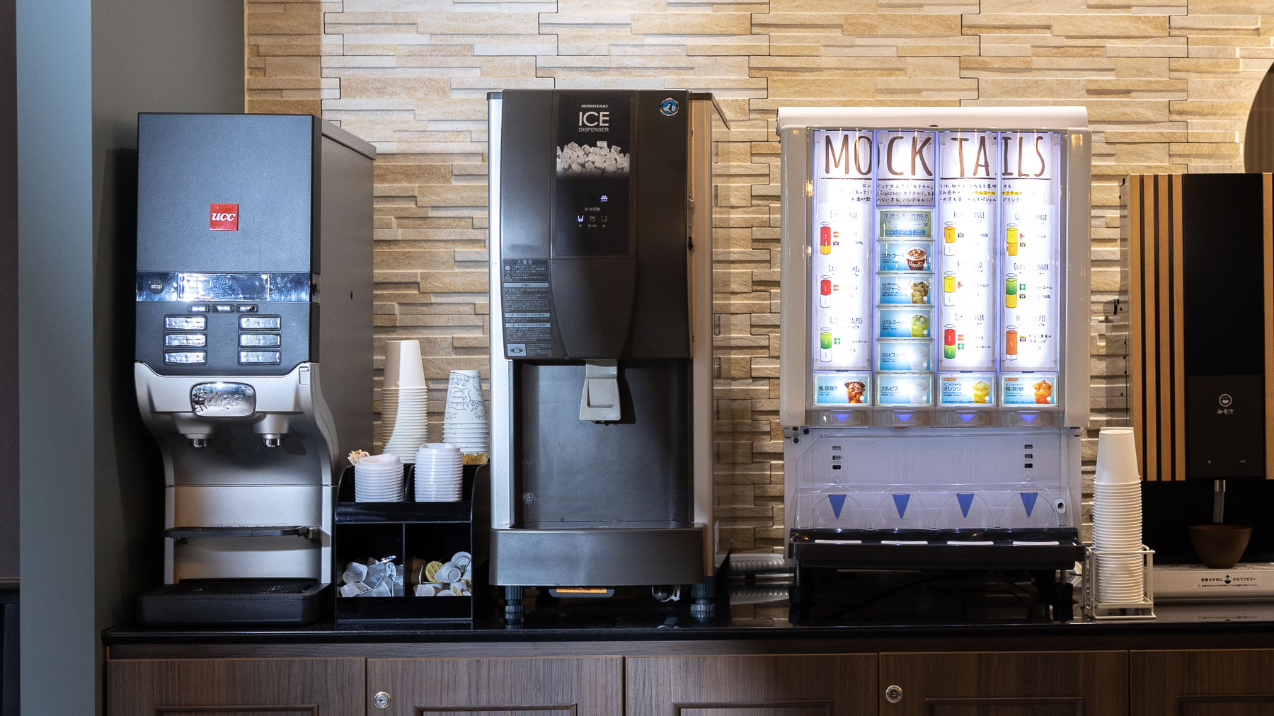 ドリンクサーバーとコーヒーサーバーを設置しています