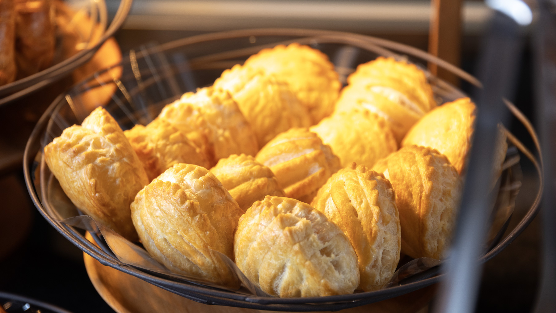 外はサクと中はフワとした焼きたてパン