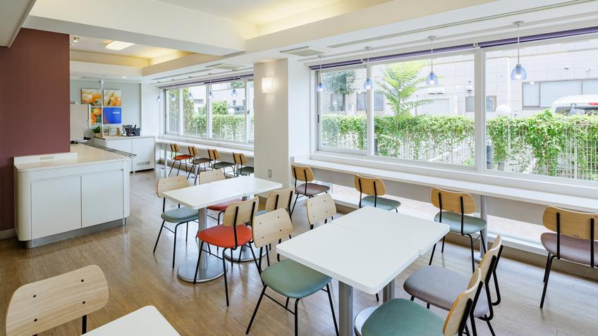 【ラウンジスペース】朝食での利用ウェルカムドリンクサービスとともに気ままにお過ごしください