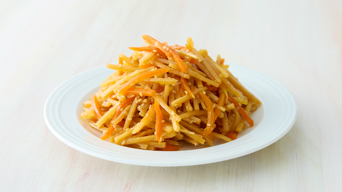 【きんぴらごぼう】シャキッとしたごぼうに、人参の彩りとごまの香ばしさを添えたやさしい甘辛味の一品