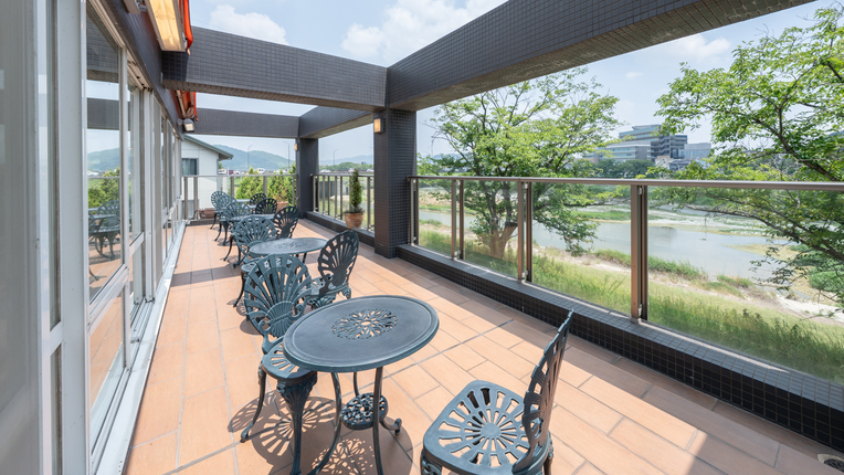 【テラス】ラウンジスペースに隣接したテラスからは夢前川が一望できます。