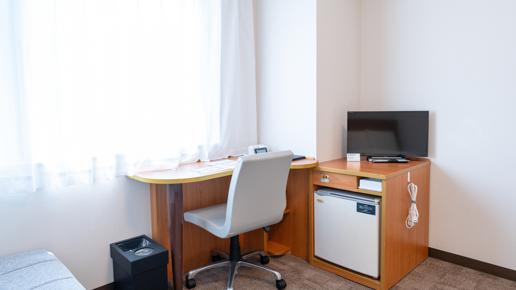 【ダブルルームプラス】デスク周りイメージ