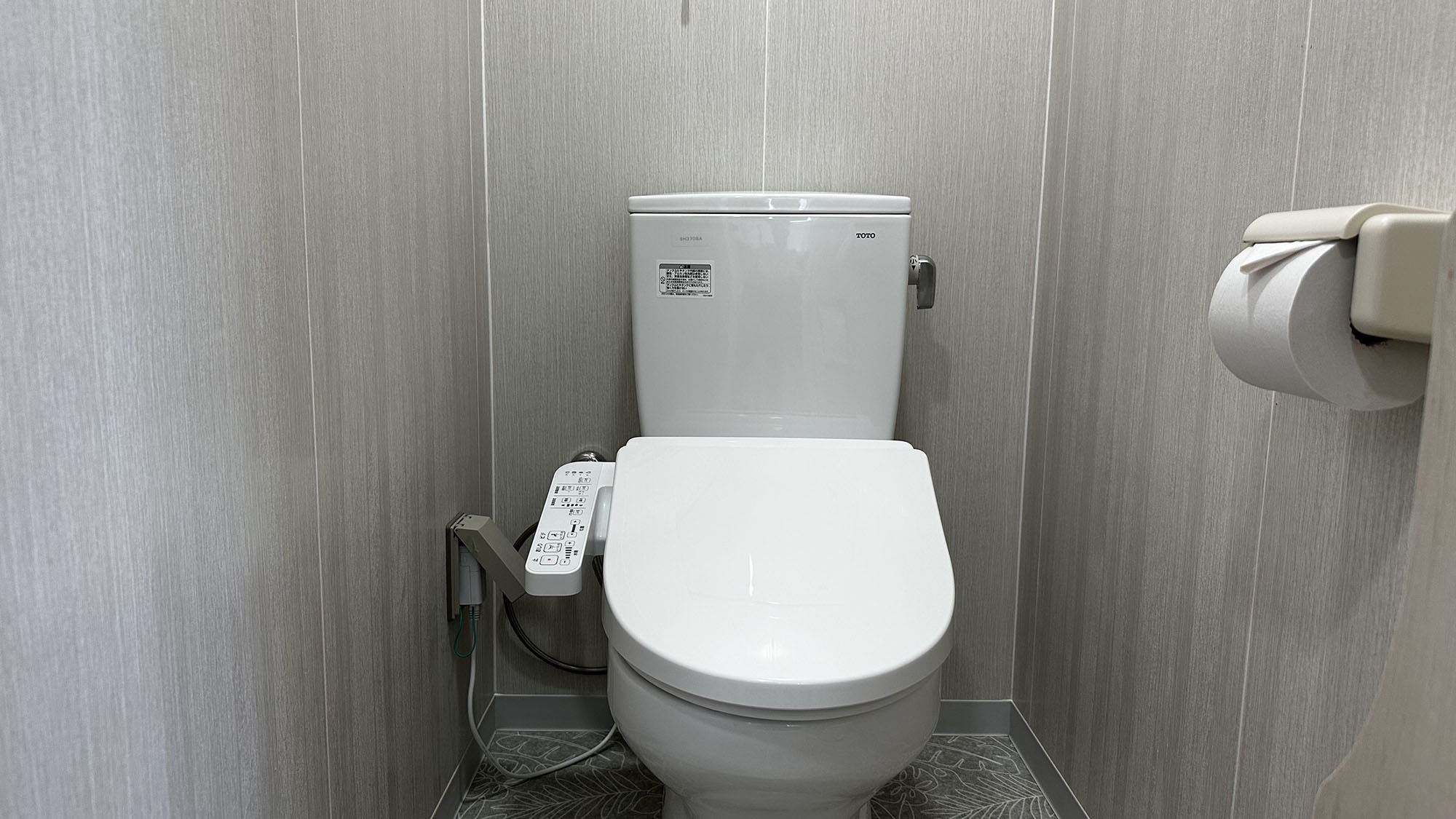 ・【トイレ】温水洗浄機能付きの個室トイレがございます