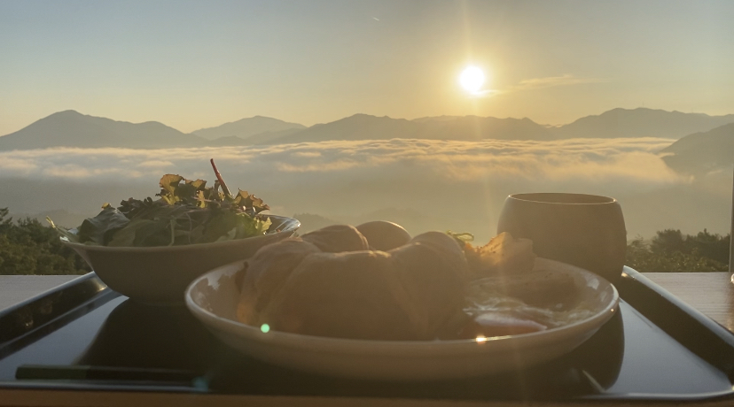 朝食と朝日と雲海