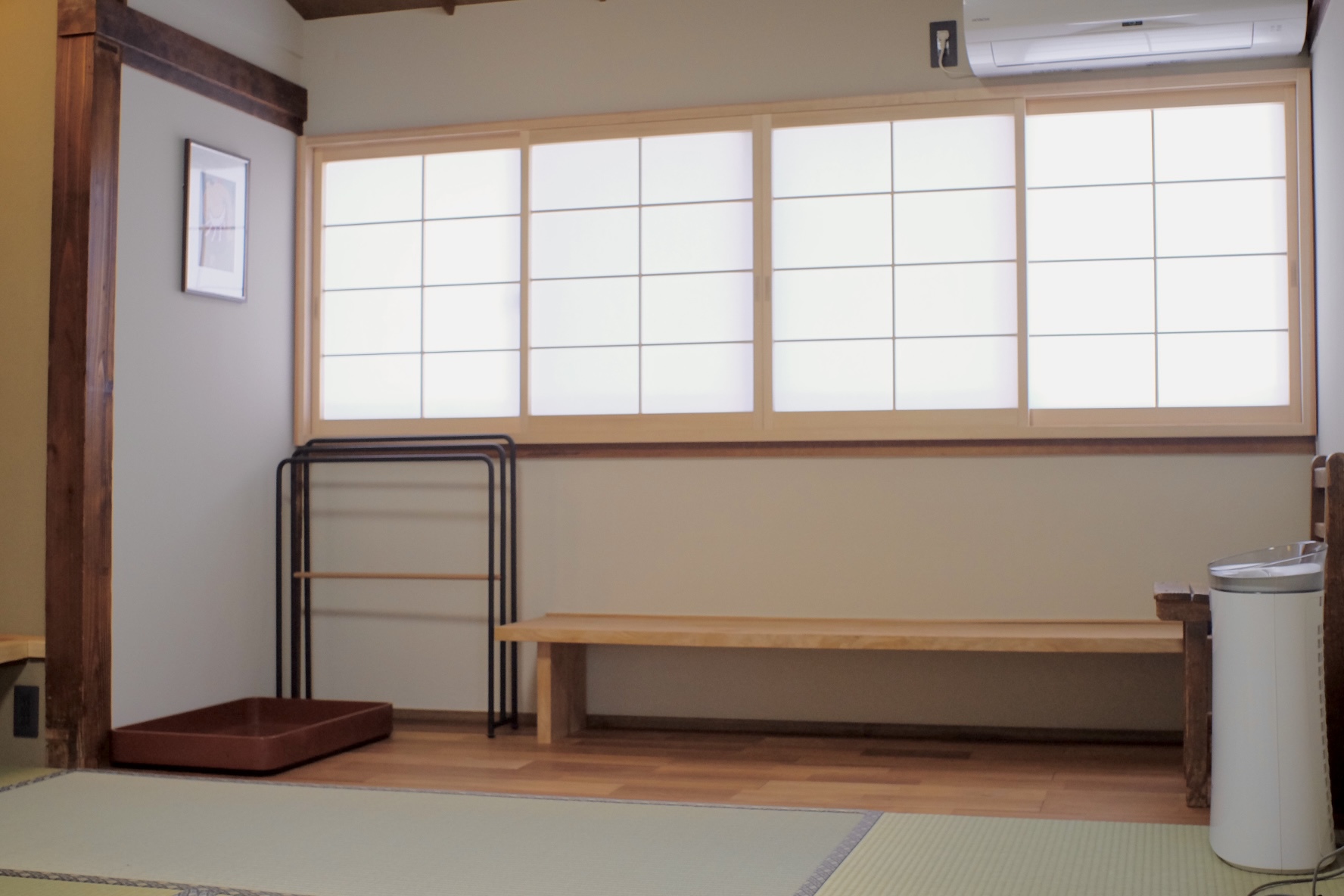2階小客室「武藏」2畳ほどの板間と文机