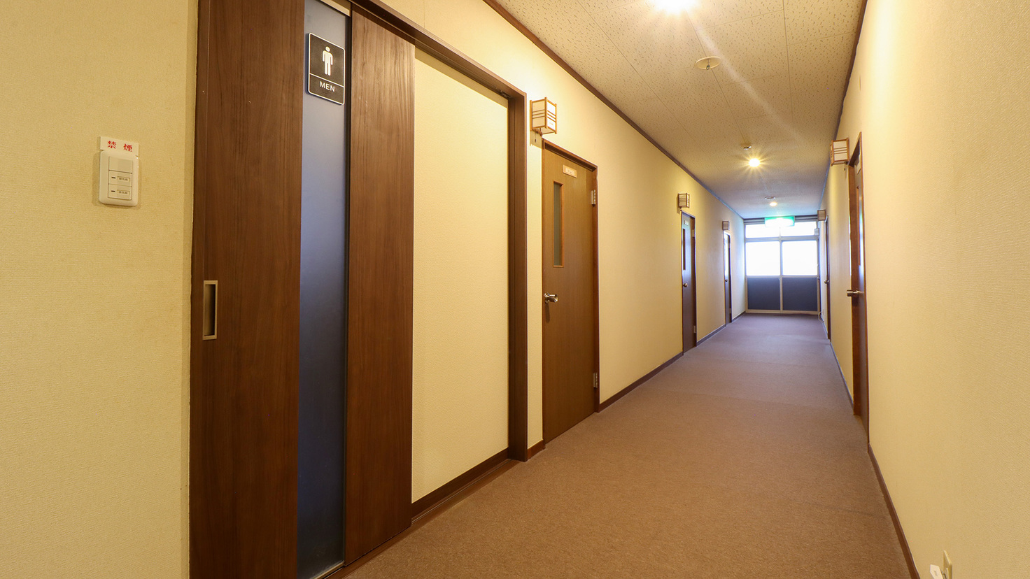 #館内すっきりとした広めの廊下です。
