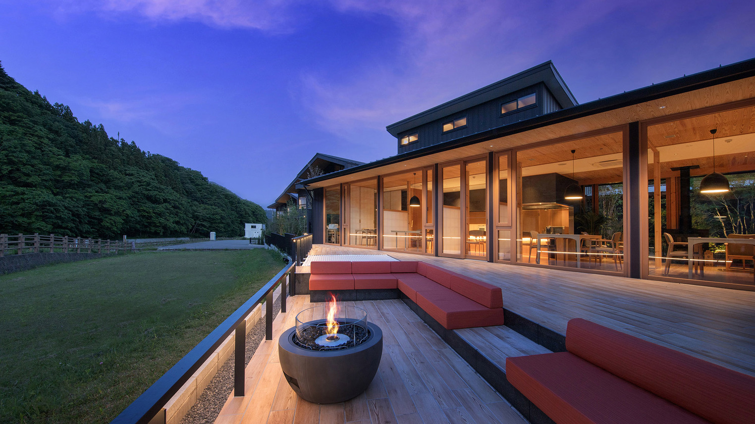 せせらぎを望む足湯テラス