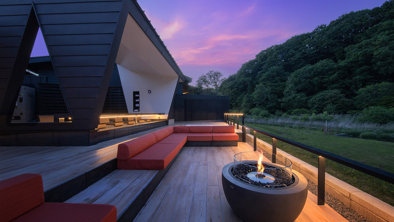 せせらぎを望む足湯テラス