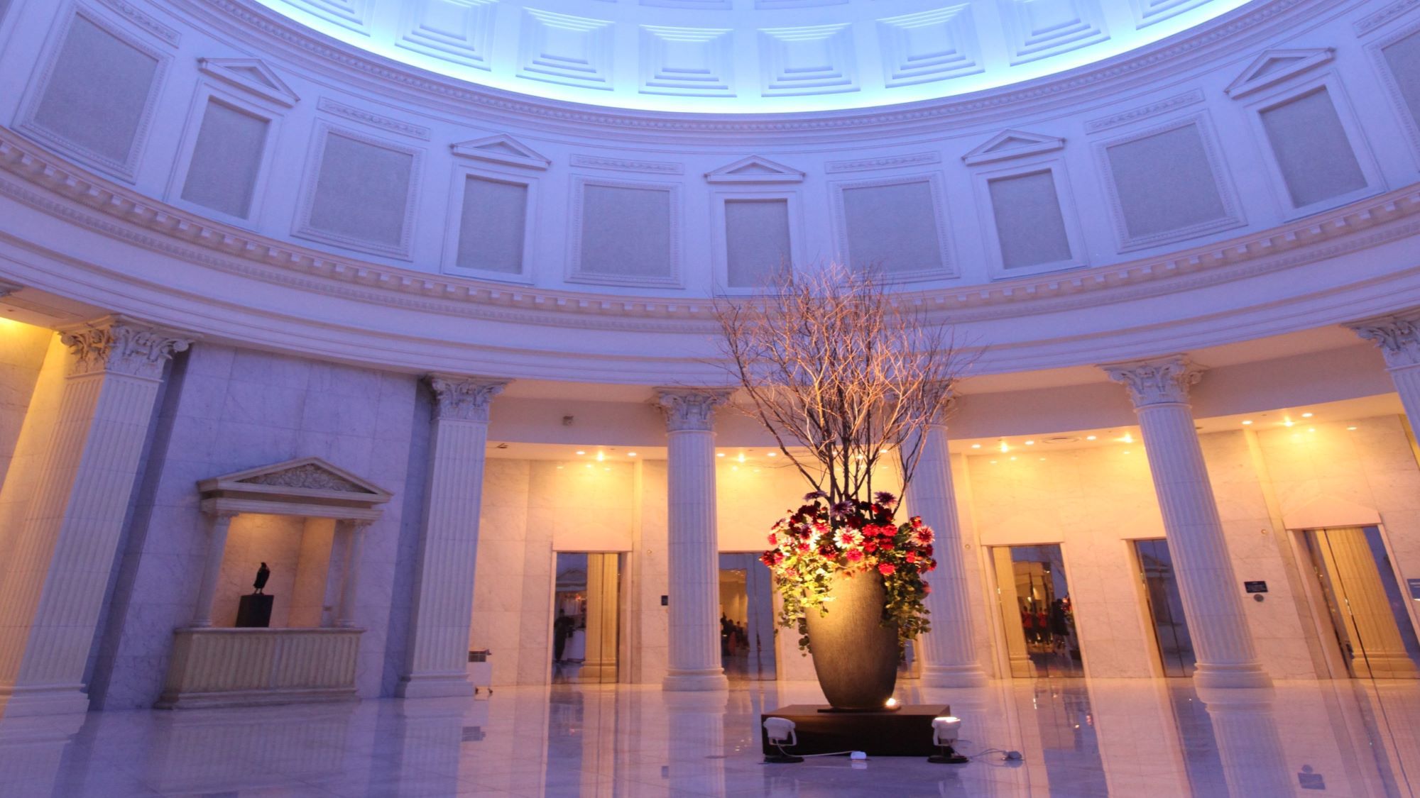 エレベーターホールは季節のお花で彩られます。