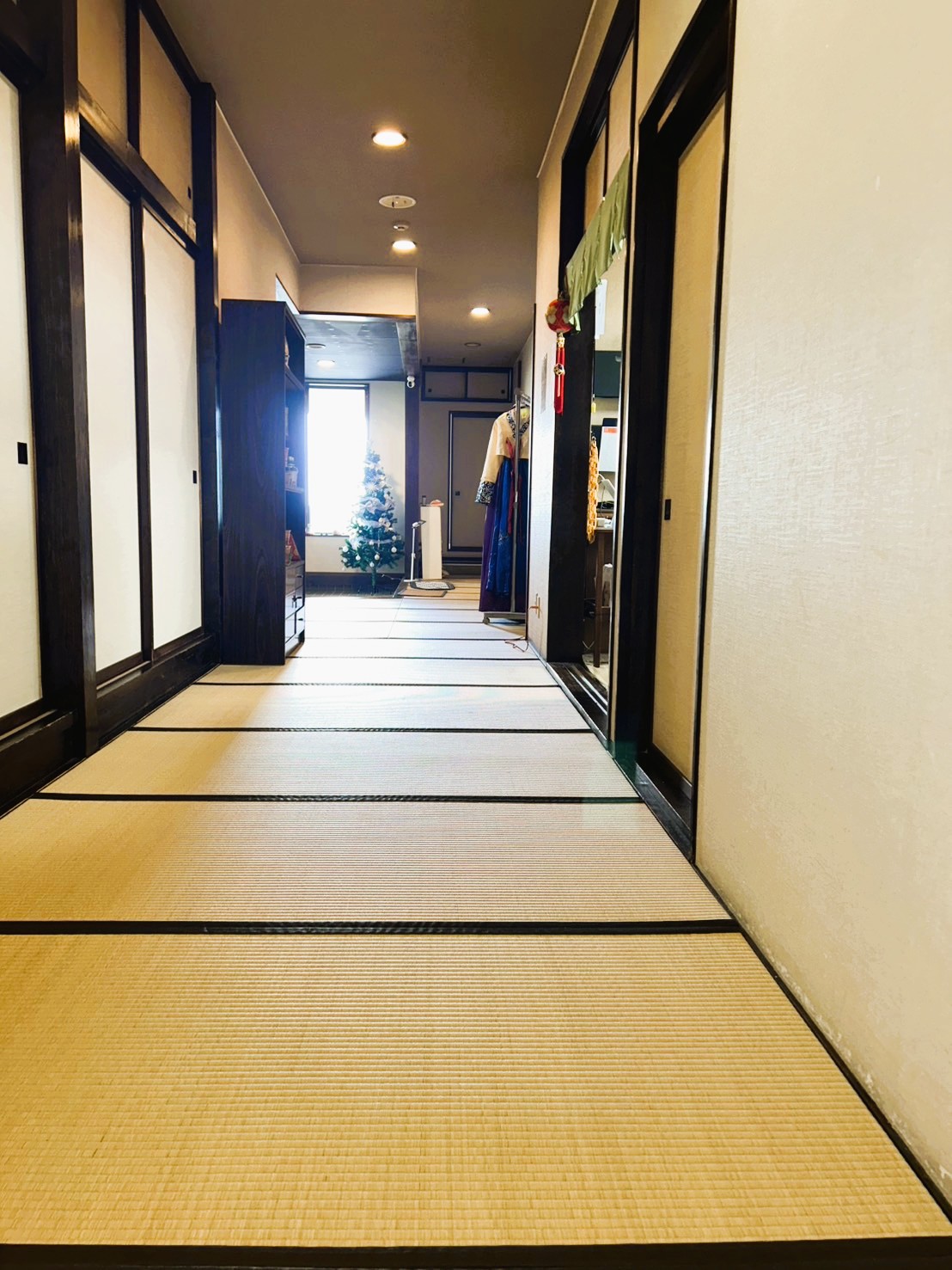 館内の廊下。廊下の先に海が見えます。