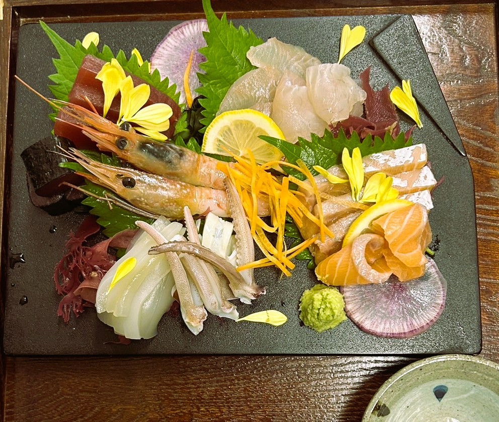 別注文の刺身盛合せ。