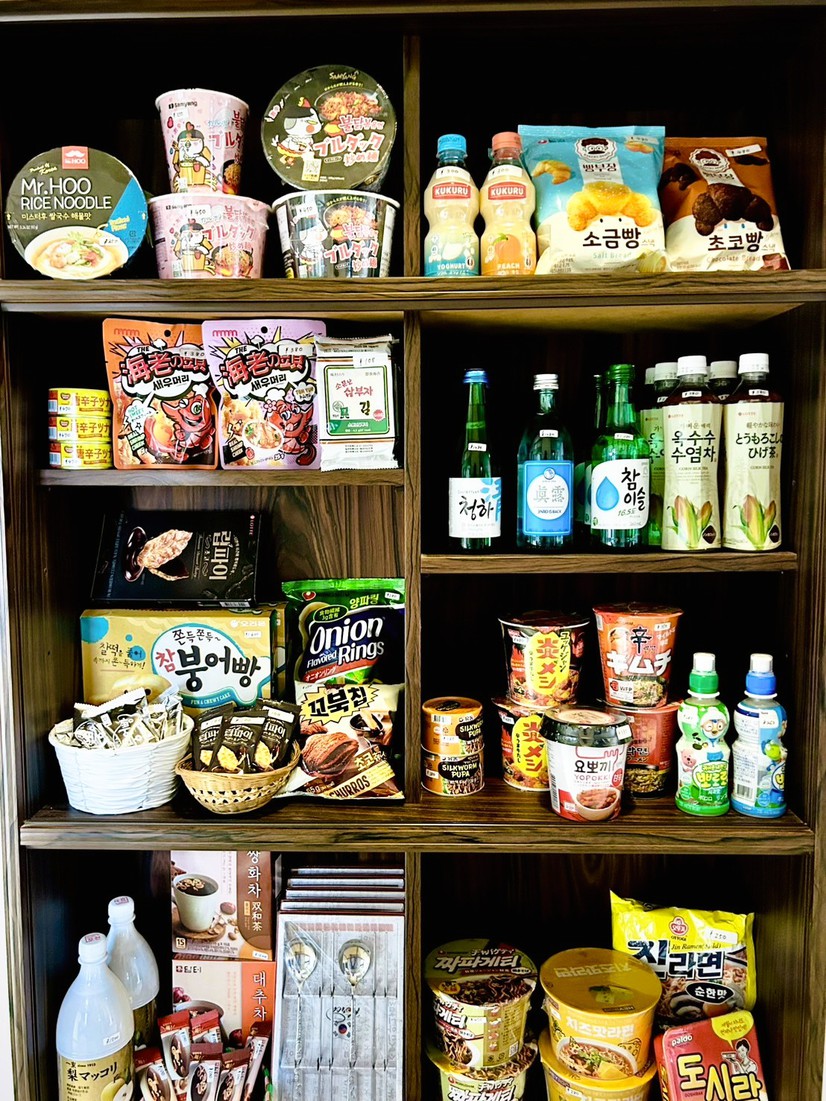 館内の売店です。珍しい韓国商品を揃えています。